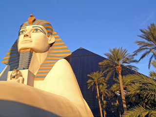 Pyramide und Sphinx des "Luxor"